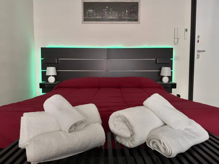 Trastevere Caesar's Suite, Roma: il letto matrimoniale con la testata retroilluminata