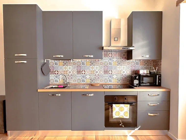 Trastevere Caesar's Suite, Roma: la cucina antracite con il paraschizzi in maiolica