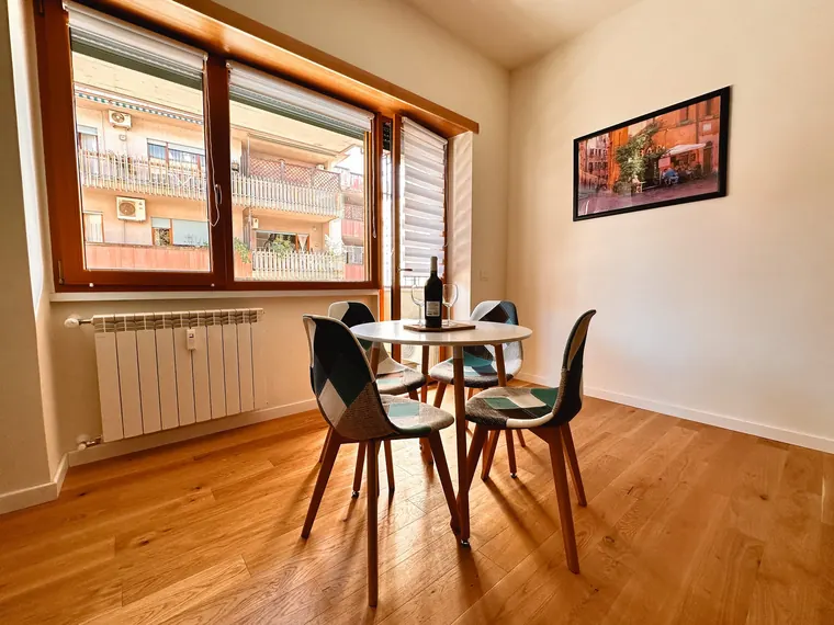Trastevere Caesar's Suite, Roma: il tavolo tondo davanti alla finestra
