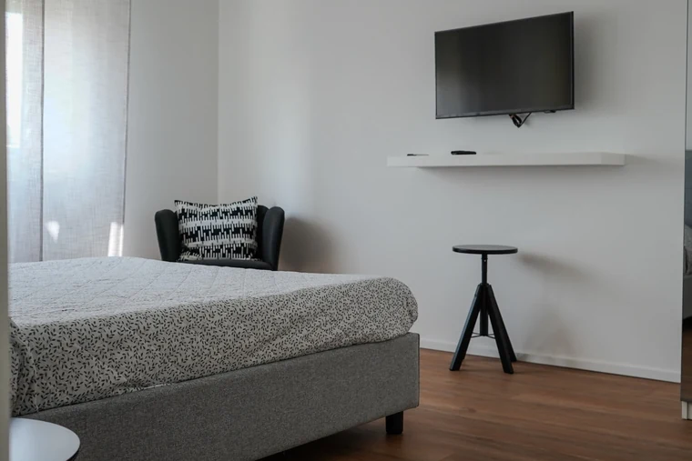 Casa Lollo – Trastevere, Roma: la camera padronale con il letto matrimoniale e la televisione