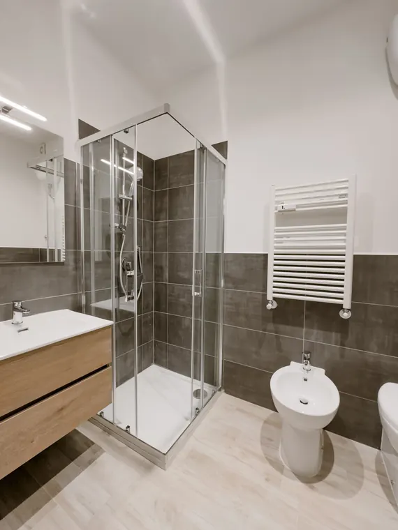 Flora's Apartment, Roma: il bagno in gres grigio con box doccia