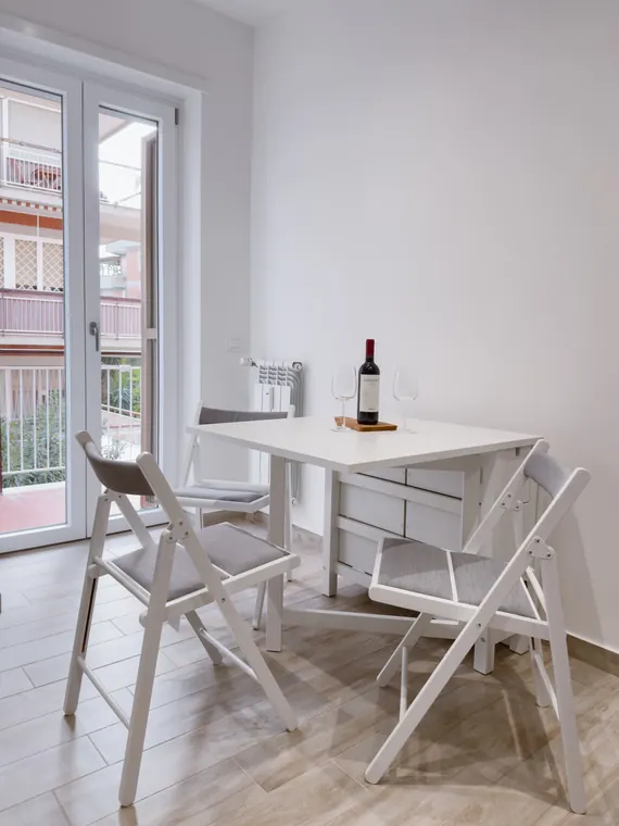 Flora's Apartment, Roma: il tavolo allungabile davanti alla portafinestra
