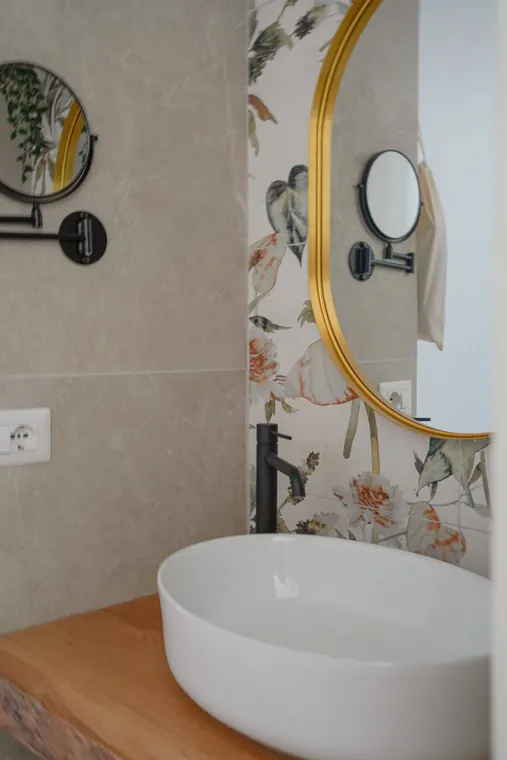 Holi Rome San Pietro · Appartamento 2, Roma: il bagno con il lavabo tondo e lo specchio dorato