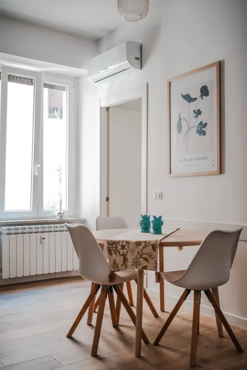 Trastevere Domus Iulia, Roma: il tavolo tondo sotto la finestra