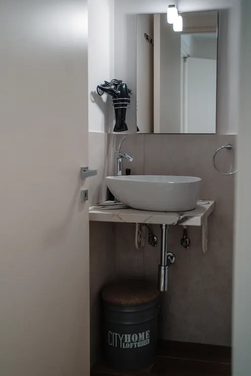 Trastevere Eternity, Roma: il bagno con lavabo d'appoggio e specchio