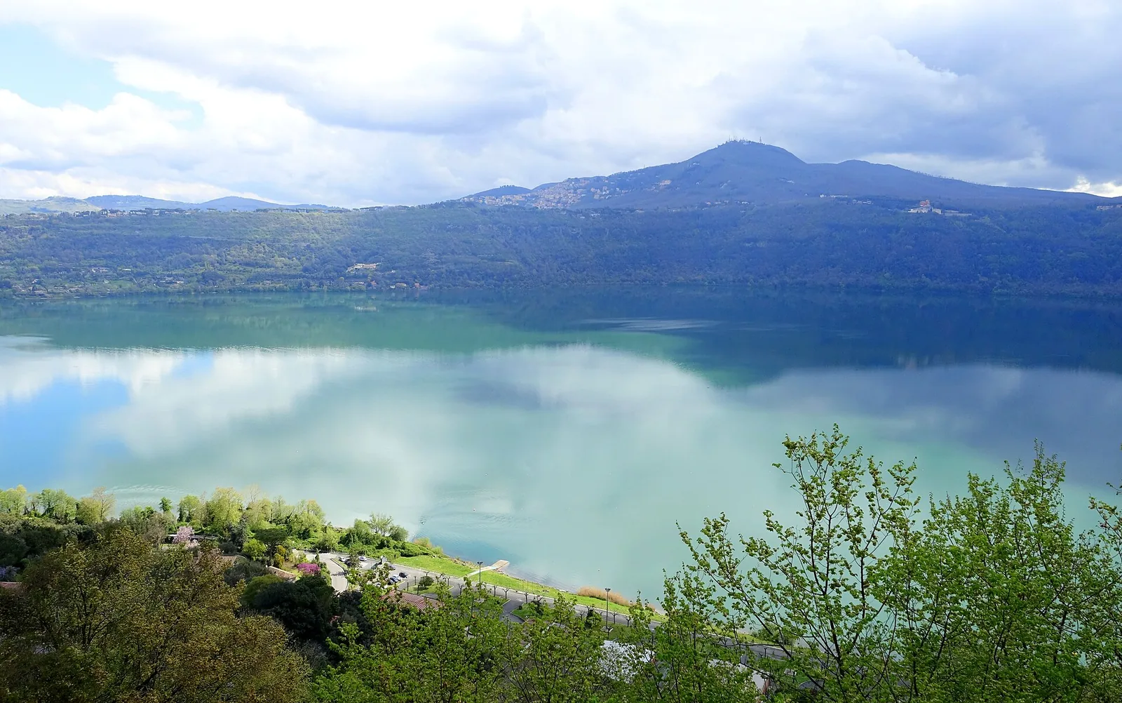 Il lago Albano visto da Castel Gandolfo