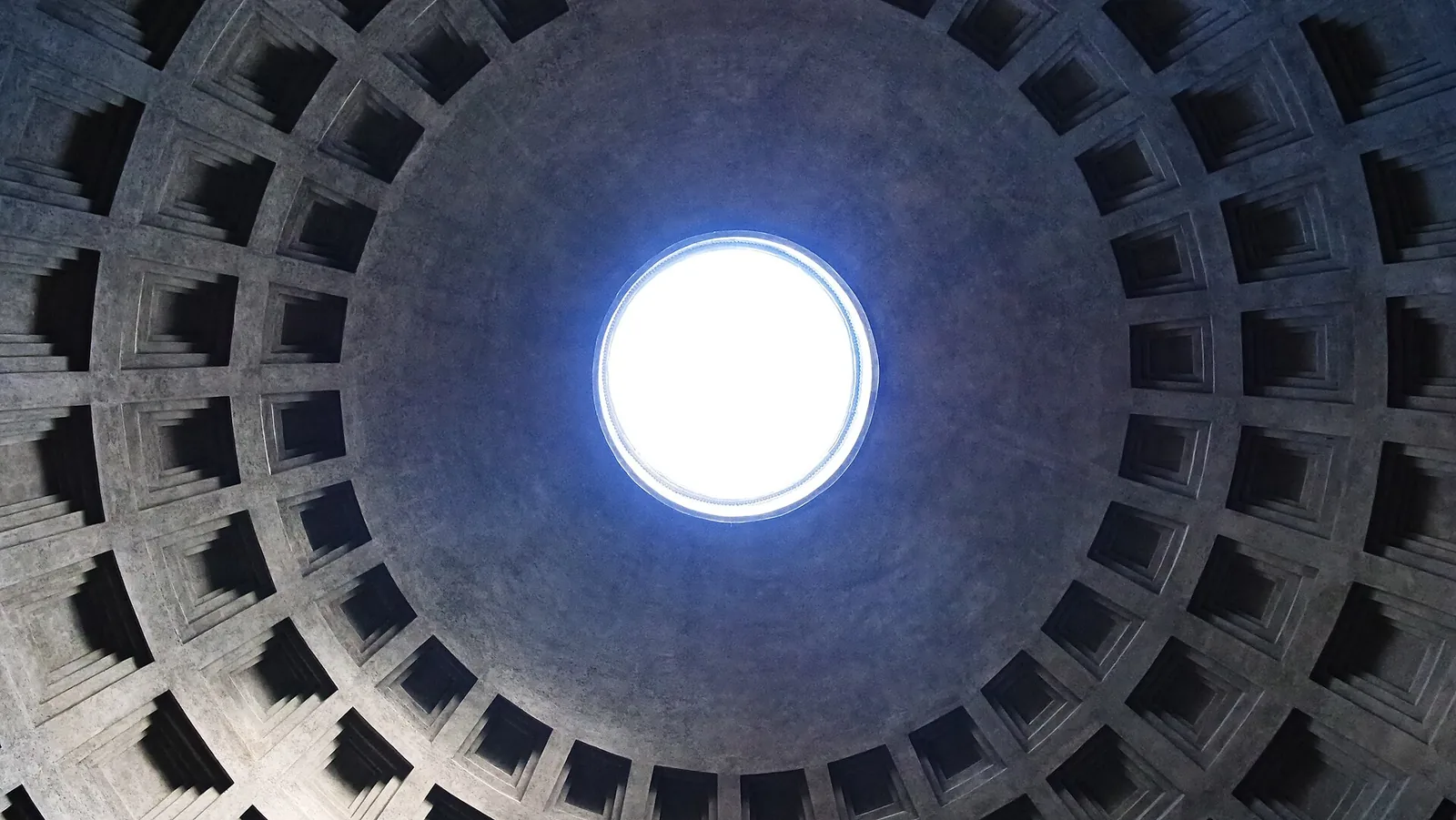 La cupola del Pantheon e l'oculo aperto sul cielo