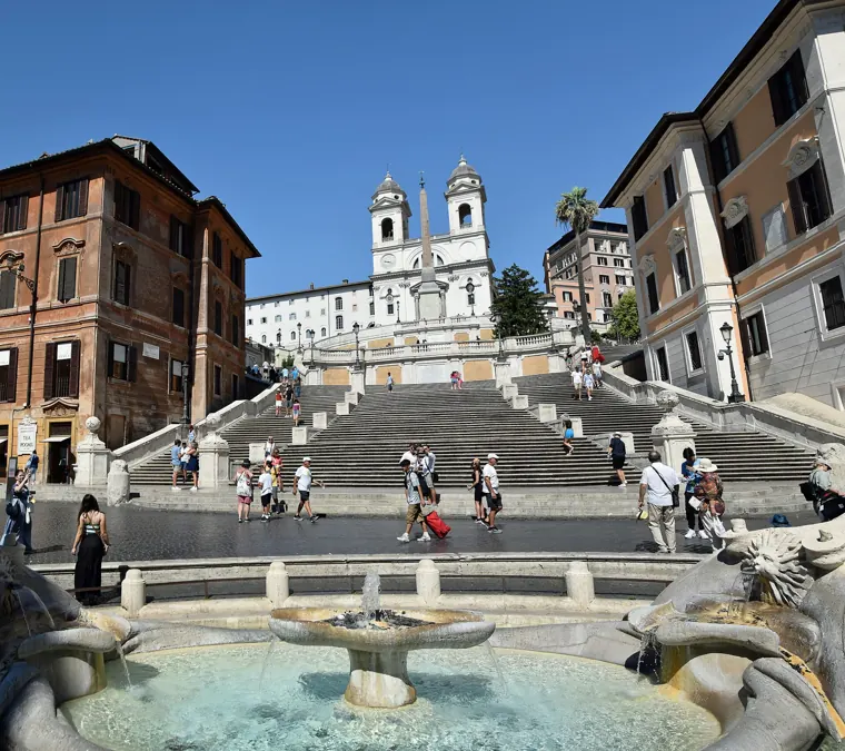 La Barcaccia, la scalinata di Piazza di Spagna e la Trinità dei Monti