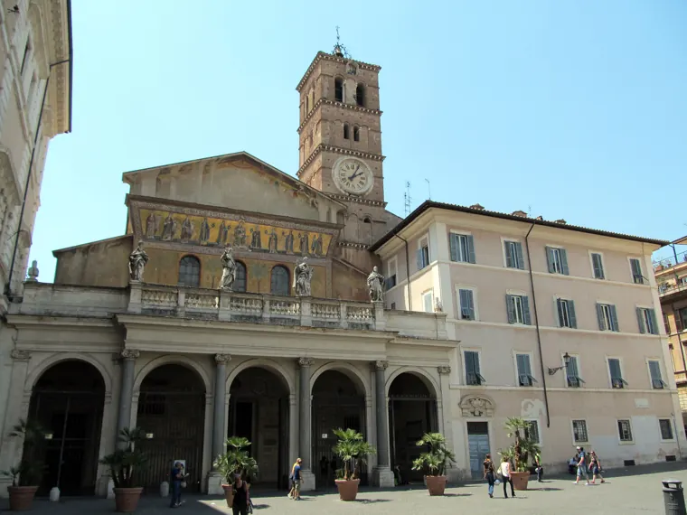Piazza Santa Maria in Trastevere con la basilica e il campanile